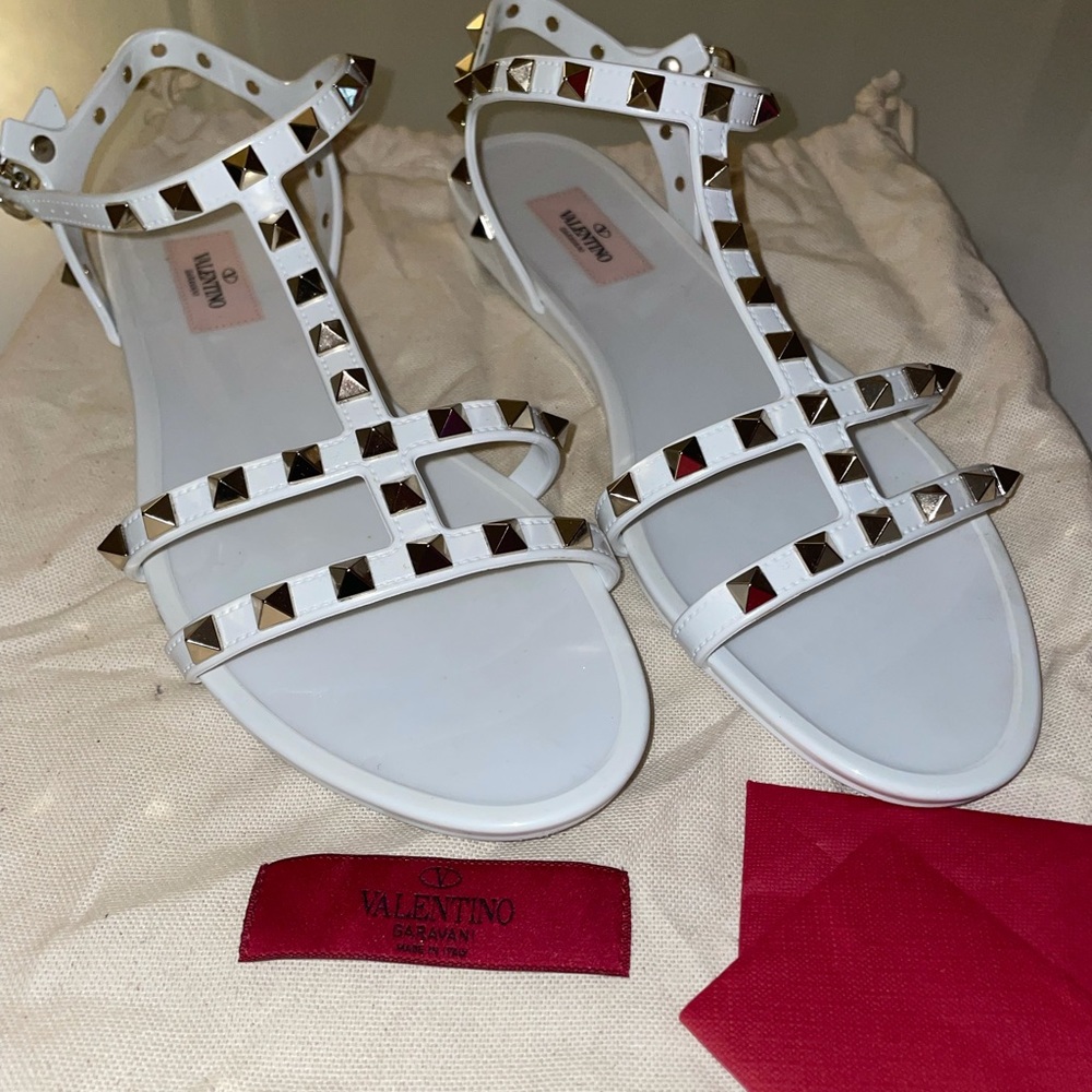 VALENTINO WHITE ROCKSTUD FLAT RUBBER SANDAL